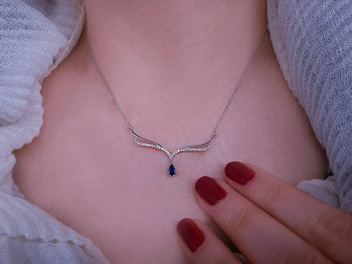 Damla Safir ve 35 Pırlantalı Gerdanlık - 14K Beyaz Altın - Rosy Lab Diamonds’ın yüksek kaliteli Mücevheri