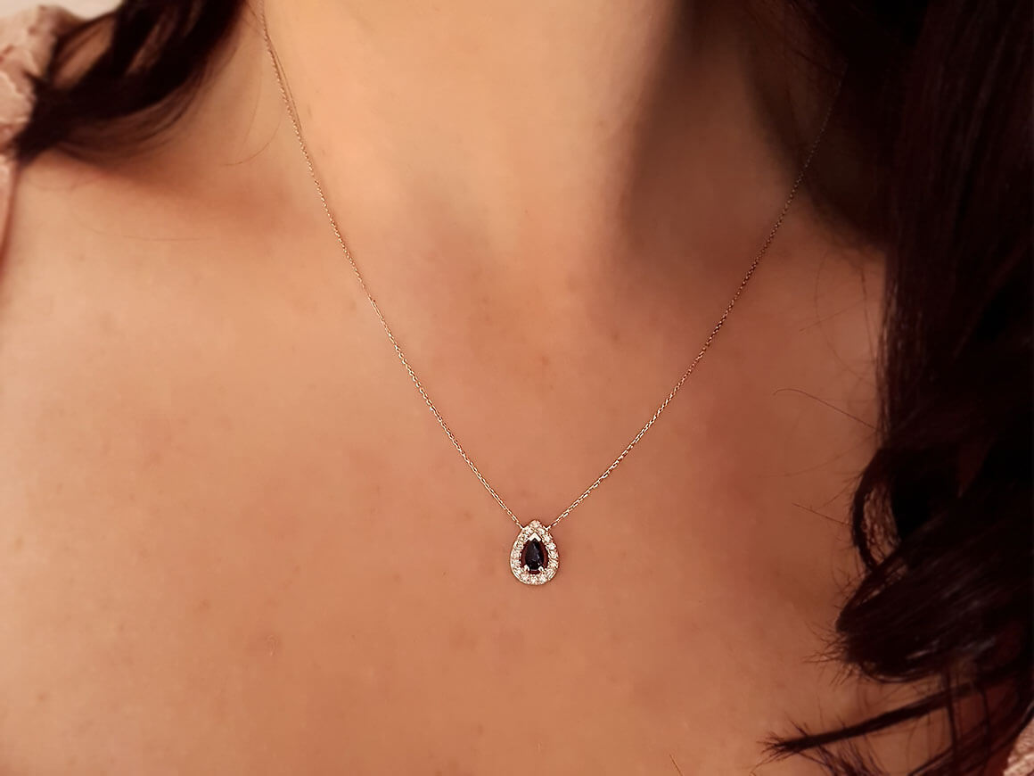 Saphir pendentif goutte avec 16 diamants de laboratoire - chaîne en or blanc 14 carats - Bijoux haut de gamme de Rosy Lab Diamonds