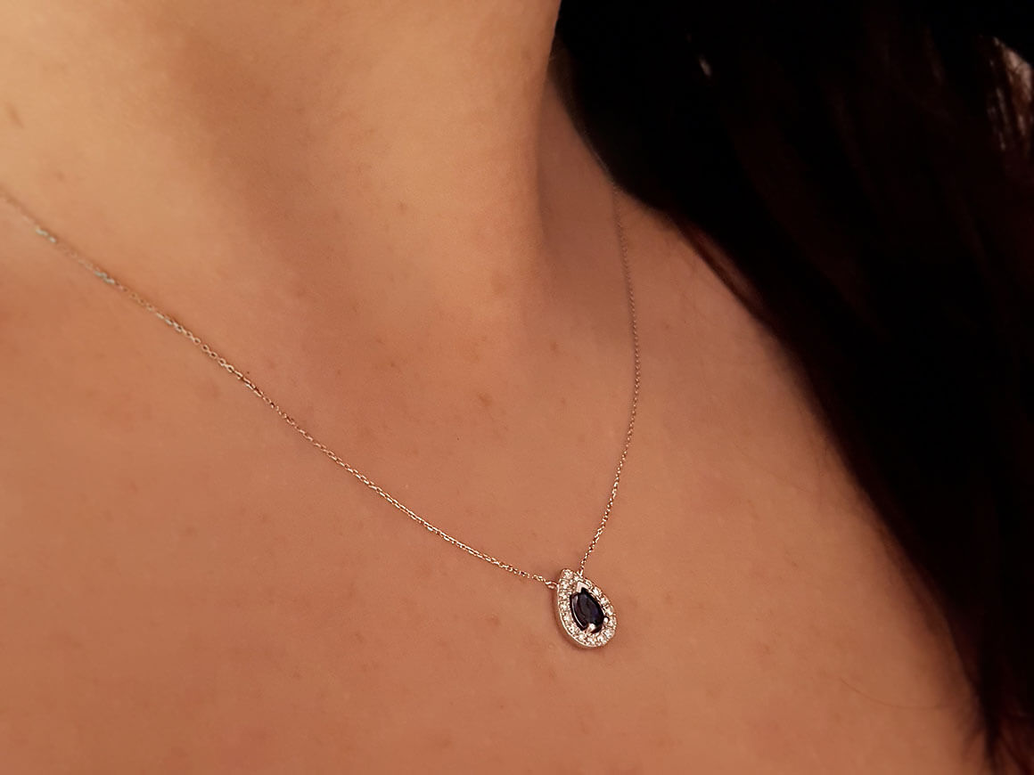 Saphir pendentif goutte avec 16 diamants de laboratoire - chaîne en or blanc 14 carats - Bijoux haut de gamme de Rosy Lab Diamonds