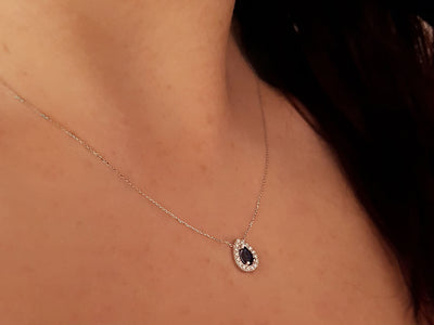 Tropfenanhänger mit Saphir & 16 Labordiamanten – 14K Weißgold
