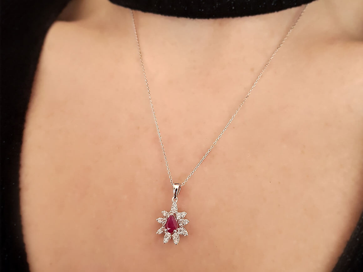 Tropfenförmiger Rubin-Anturage-Anhänger mit 18 laborgezüchteten Diamanten | 14K Weißgold - hochwertiger Schmuck von Rosy Lab Diamonds