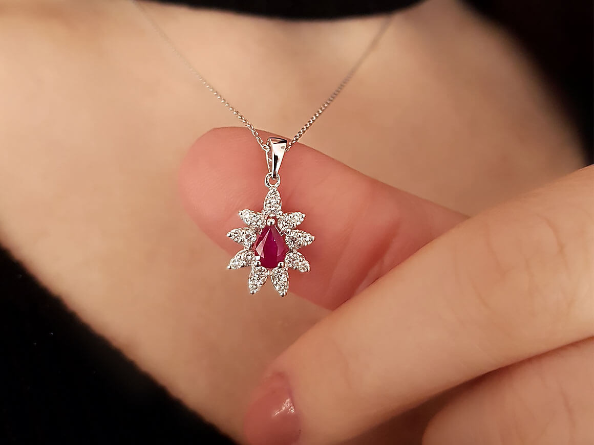 Tropfenförmiger Rubin-Anturage-Anhänger mit 18 laborgezüchteten Diamanten | 14K Weißgold - hochwertiger Schmuck von Rosy Lab Diamonds