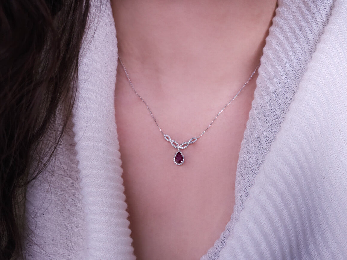 Weißgold Collier mit Tropfen-Rubin & 52 Brillanten | 04P0111 - hochwertiger Schmuck von Rosy Lab Diamonds