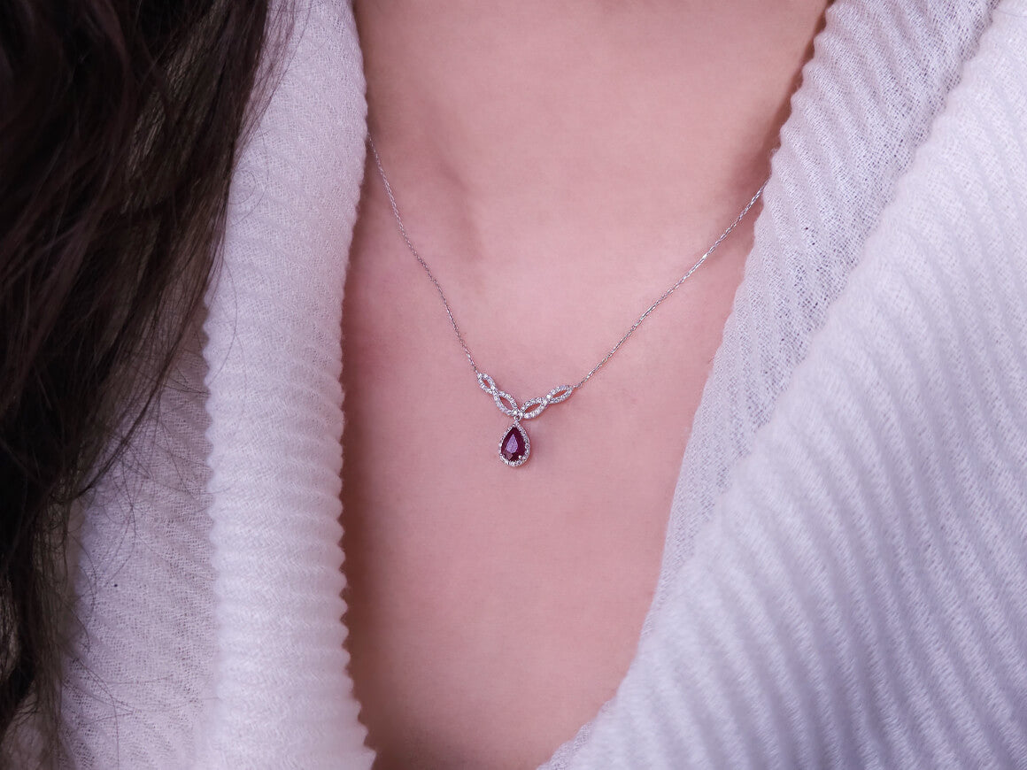 Weißgold Collier mit Tropfen-Rubin & 52 Brillanten | 04P0111 - hochwertiger Schmuck von Rosy Lab Diamonds