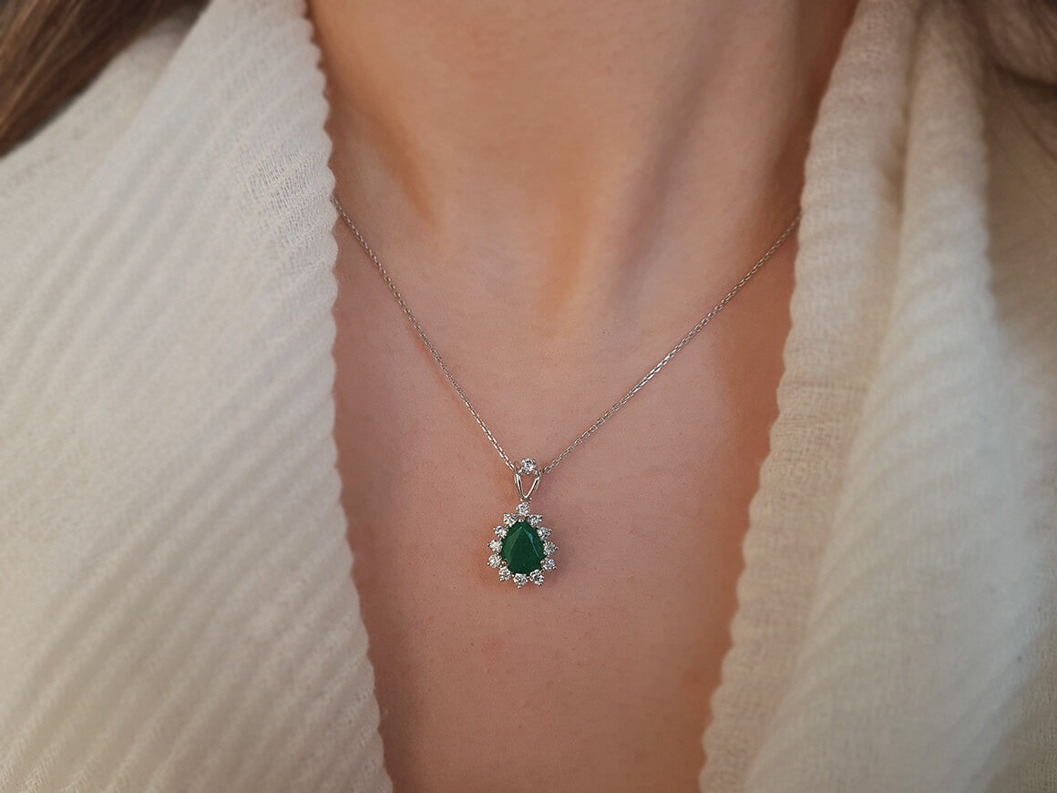 Anturaj-Kette mit Smaragd und Labordiamanten | 14K Weißgold - hochwertiger Schmuck von Rosy Lab Diamonds