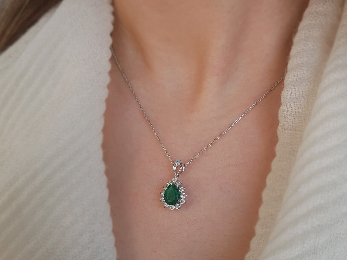 Collier Anturaj avec émeraude en forme de goutte et diamants de laboratoire