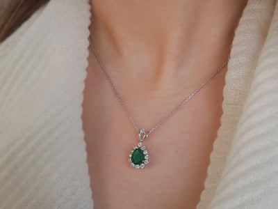 Collier Anturaj avec émeraude en forme de goutte et diamants de laboratoire