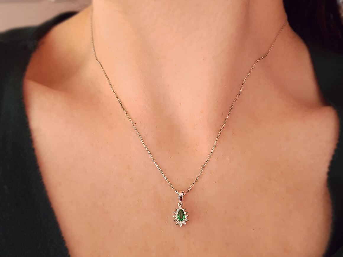 Collier Anturaj avec émeraude en forme de goutte et 12 diamants cultivés en laboratoire en or blanc 8K