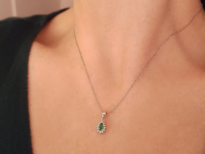 Collier Anturaj avec émeraude en forme de goutte et 12 diamants cultivés en laboratoire en or blanc 8K