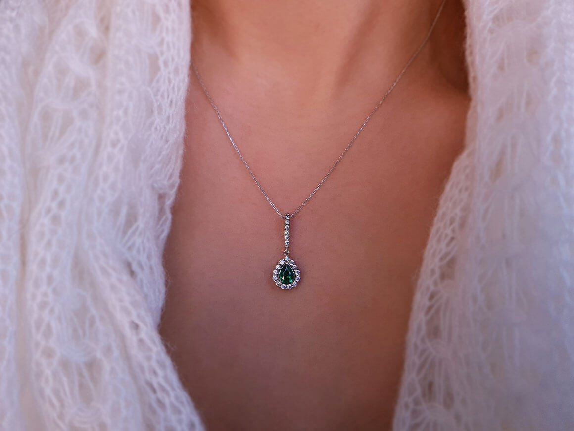 Zümrüt damla şeklinde pırlanta kolye ucu - 14K Beyaz Altın - Rosy Lab Diamonds’tan yüksek kaliteli Mücevher