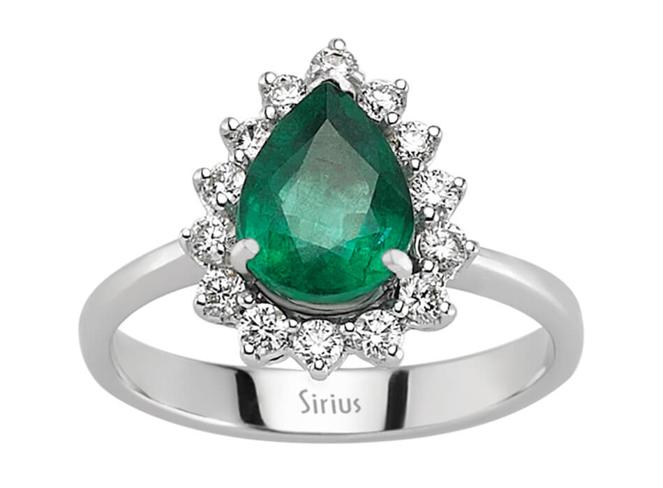 Eleganter Ring mit 14 rund geschliffenen Diamanten und einem tropfenförmigen Smaragd in 14 Karat Weißgold