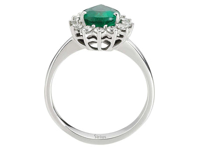 Eleganter Ring mit 14 rund geschliffenen Diamanten und einem tropfenförmigen Smaragd in 14 Karat Weißgold