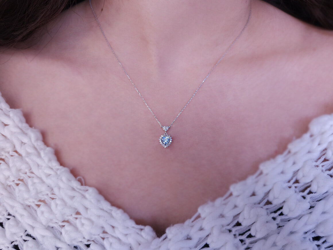 Heart pendant with 0.50 ct blue topaz and 0.17 ct diamonds in 14K white gold