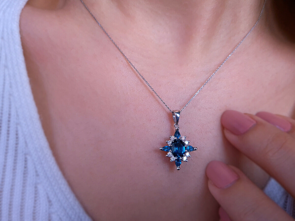 Chaîne de mai avec topazes London Blue et diamants en or blanc 8K – 04P0169