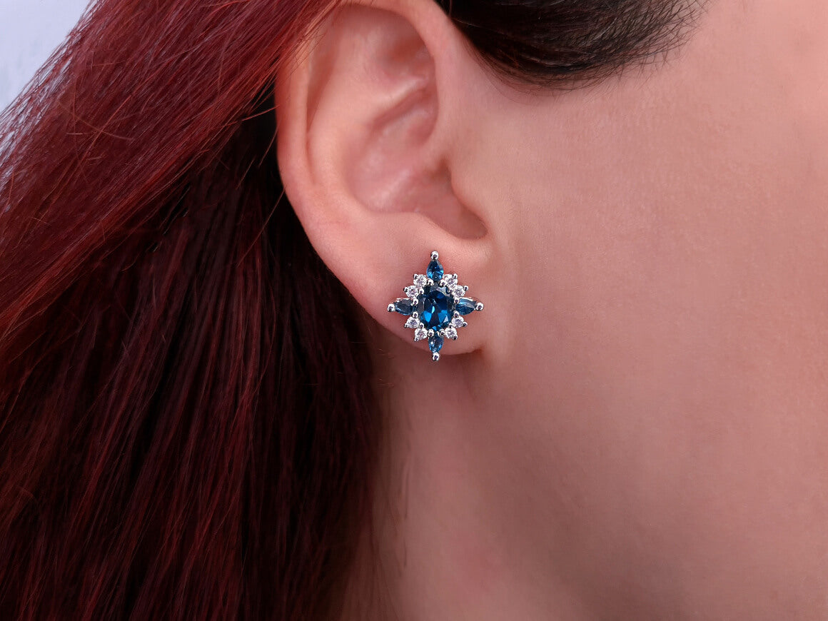 Boucles d'oreilles élégantes avec diamants de laboratoire et topazes London Blue en or blanc 333
