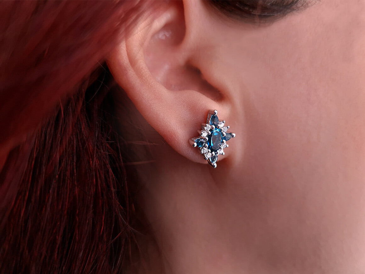 Boucles d'oreilles élégantes avec diamants de laboratoire et topazes London Blue en or blanc 333