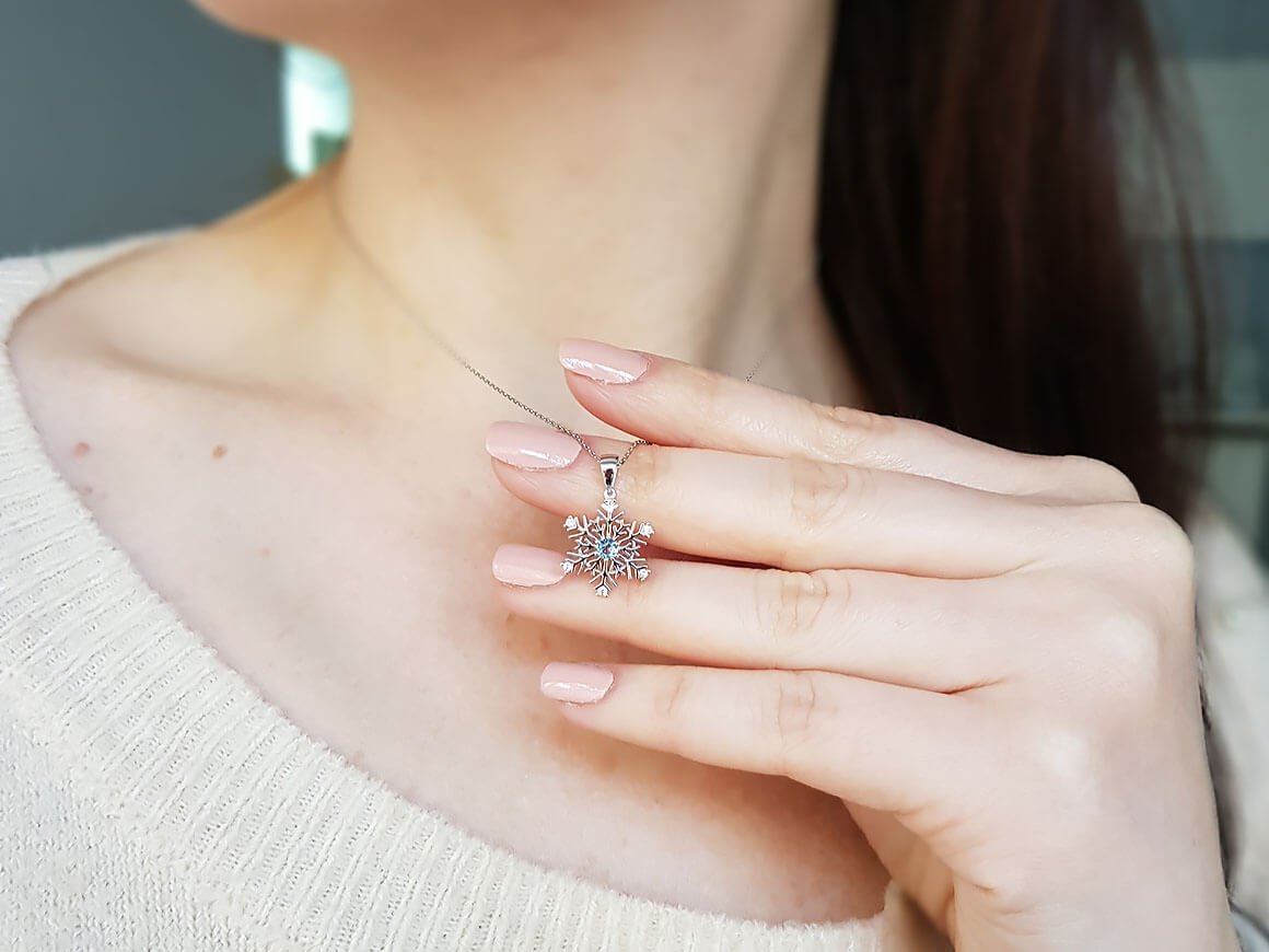 Pendentif flocon de neige avec Topaze bleue et diamants de laboratoire – Or Blanc 8 carats – Bijoux haut de gamme de Rosy Lab Diamonds