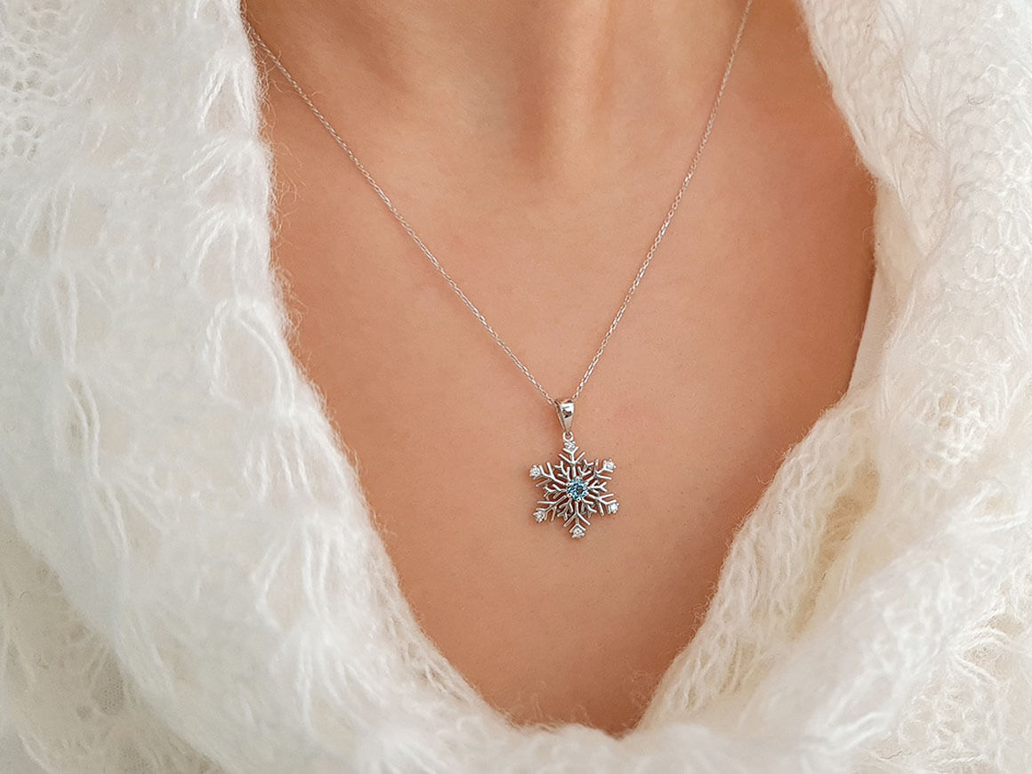 Pendentif flocon de neige avec topaze bleue et diamants de laboratoire – Or Blanc 8 carats – Bijoux haut de gamme de Rosy Lab Diamonds