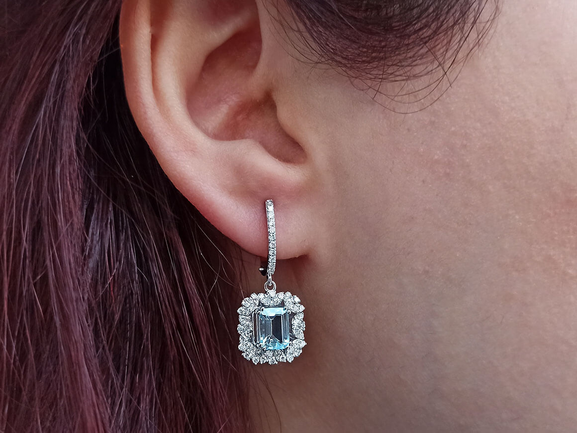 Boucles d'oreilles en aigue-marine avec 102 diamants en or blanc 585