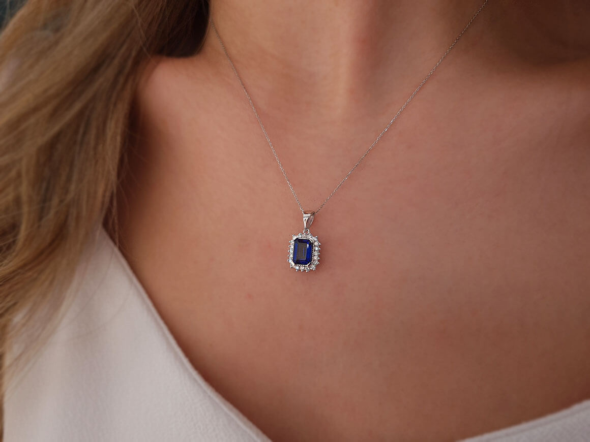 Anturaj-Anhänger mit Oktagon-Saphir & 20 Labordiamanten - 14K Weißgold - hochwertiger Schmuck von Rosy Lab Diamonds