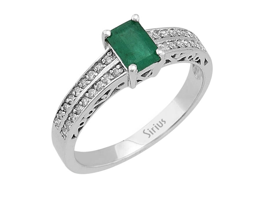 Weißgoldring mit 1 oktagonalen Smaragd und 36 rund geschliffenen Diamanten – 0,58 ct + 0,22 ct