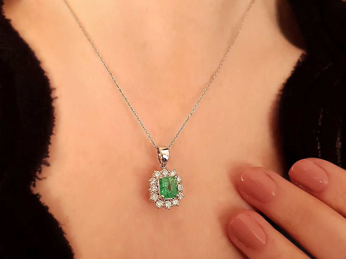 Pendentif avec Émeraude taillée en octogone et 12 diamants - Or Blanc 18 carats - 15P0076 - Bijoux haut de gamme de Rosy Lab Diamonds
