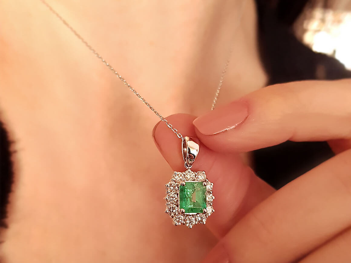 Pendentif avec Émeraude taillée en octogone et 12 diamants - Or Blanc 18 carats - 15P0076 - Bijoux haut de gamme de Rosy Lab Diamonds