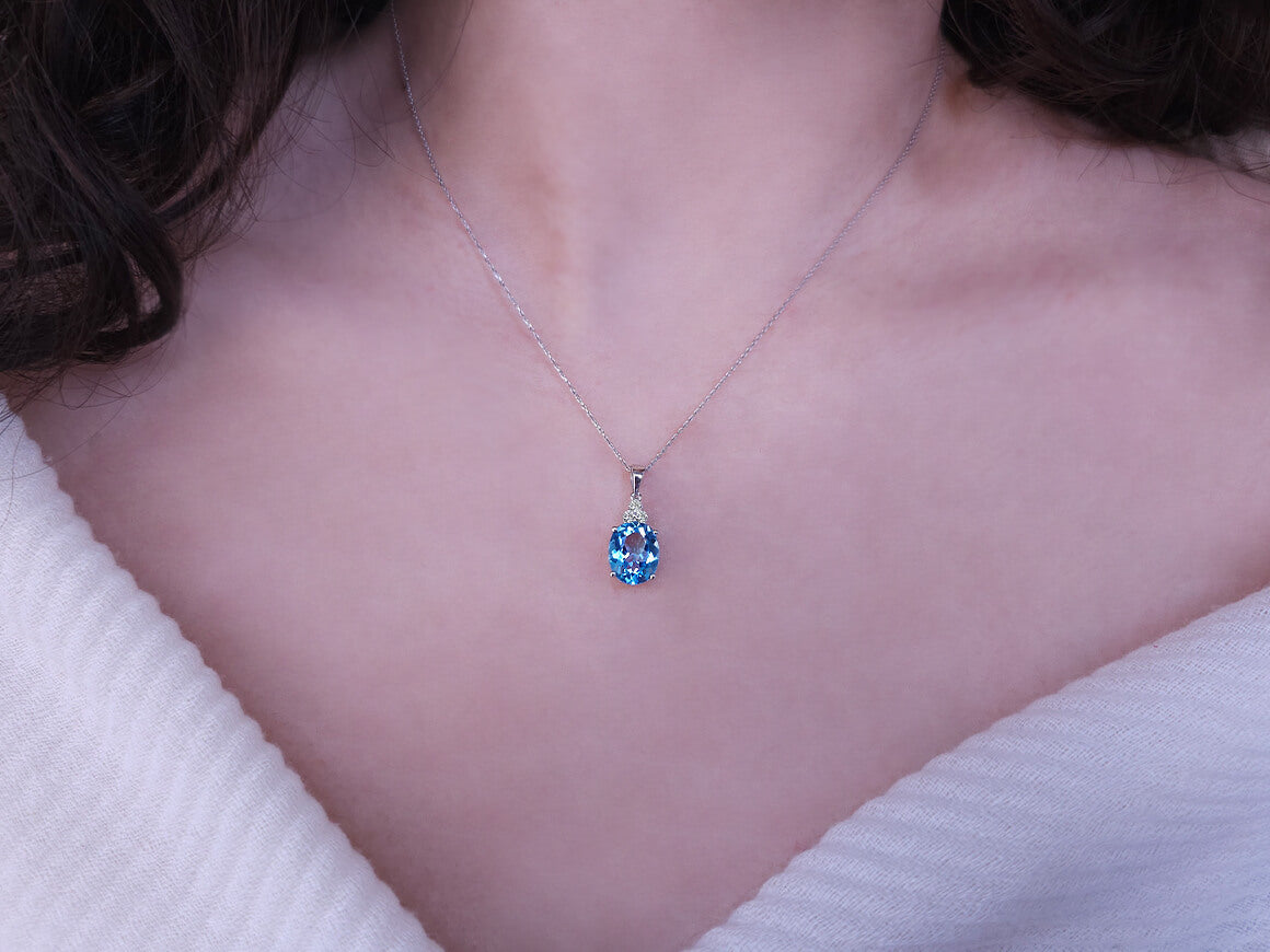 Oval Blue Topaz & 3 Lab Diamonds – Pendant made of 8K White Gold