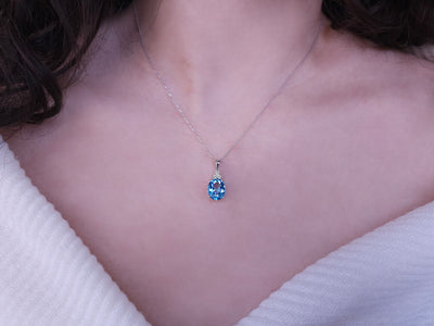 Oval Blue Topaz & 3 Lab Diamonds – Pendant made of 8K White Gold