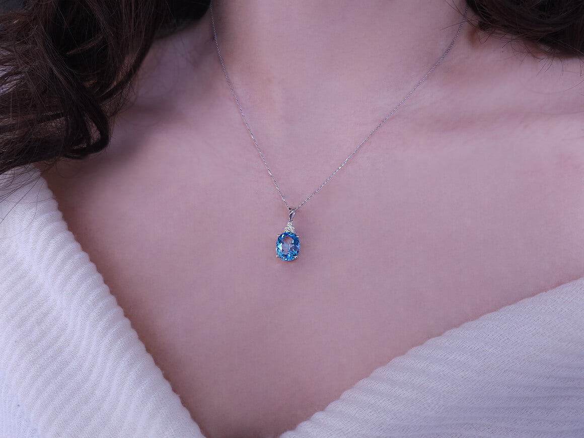 Oval Mavi Topaz ve 3 Laboratuvar Pırlantalı - 8 Ayar Beyaz Altın Kolye Ucu - Rosy Lab Diamonds'tan yüksek kaliteli Mücevher
