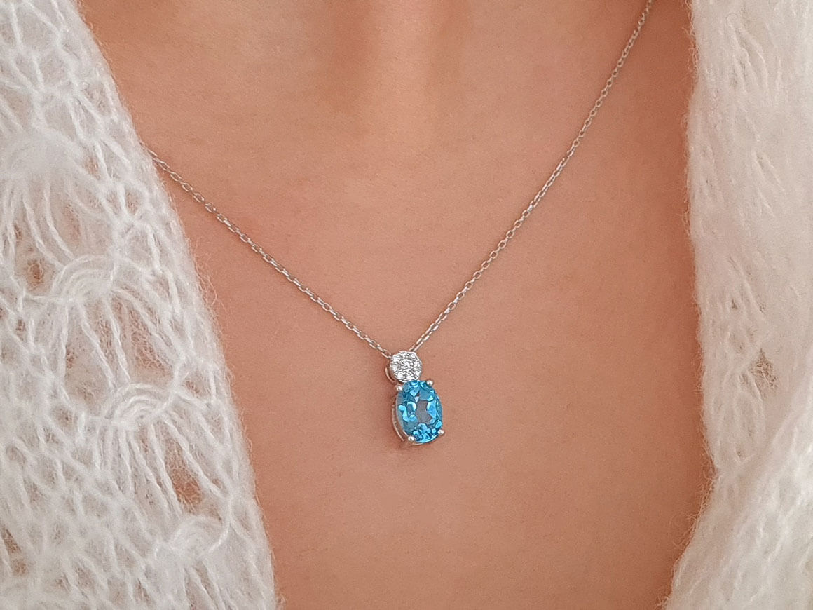 Mavi Topaz ve 9 Laboratuvar Pırlantası - 8 Ayar Beyaz Altından Oval Kolye Ucu - Rosy Lab Diamonds’tan yüksek kaliteli Mücevher