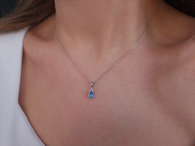 Collier avec topaze bleue ovale & 3 diamants de laboratoire en or blanc 8K – 17P0058