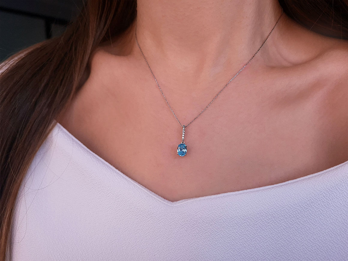 Collier en topaze bleue avec diamants - 1,53 ct ovale | Or Blanc 8 carats - Bijoux haut de gamme de Rosy Lab Diamonds