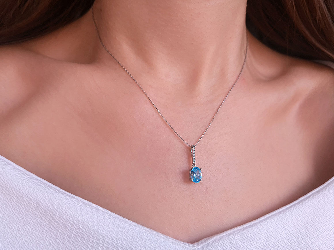 Elegant necklace with oval blue topaz (1.53 ct) & diamonds – 14K white gold