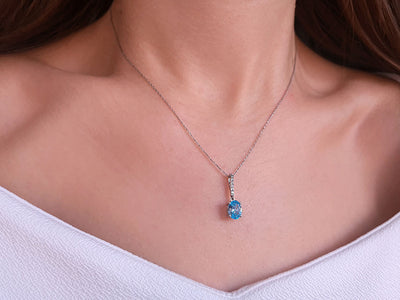 Elegant necklace with oval blue topaz (1.53 ct) & diamonds – 14K white gold