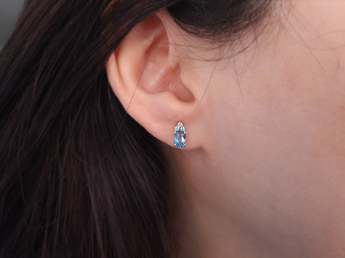 333 ayar Beyaz Altın, Mavi Topaz ve laboratuvar pırlantalı Pimli Küpe - Rosy Lab Diamonds’tan yüksek kaliteli Mücevher