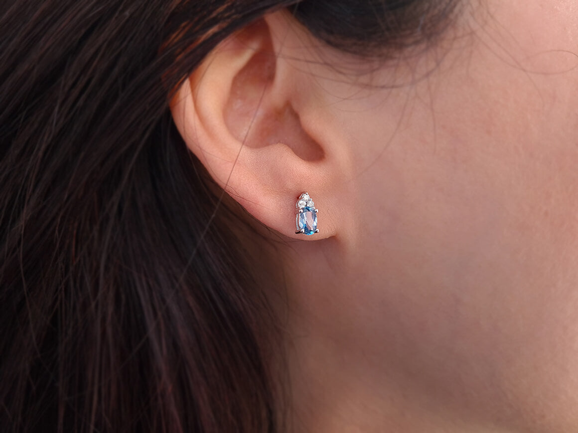 333 ayar Beyaz Altın, Mavi Topaz ve laboratuvar pırlantalı Pimli Küpe - Rosy Lab Diamonds’tan yüksek kaliteli Mücevher