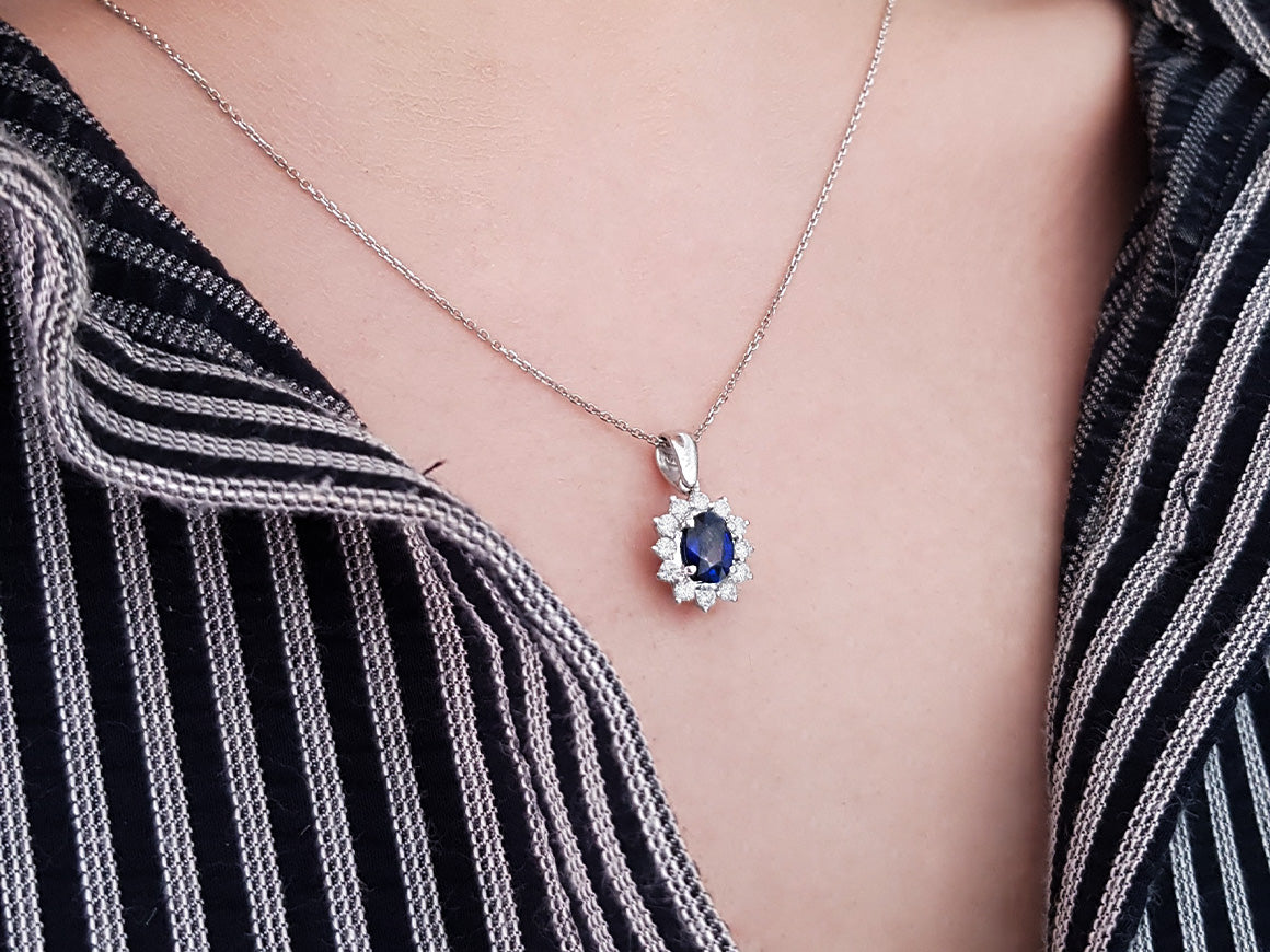 Anturaj necklace with oval sapphire (0.99 ct) & diamonds – 14K white gold