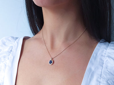 Oval sapphire pendant with 14 diamonds – 1.65 ct total | 14K white gold