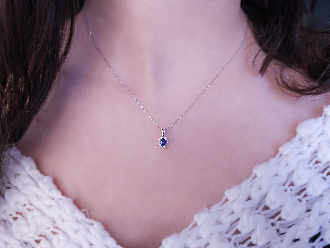 Oval Safir Kolye Ucu, Pırlantalı | 8K Beyaz Altın | Laboratuvar Üretimi Lüks - Rosy Lab Diamonds’tan Yüksek Kaliteli Mücevher
