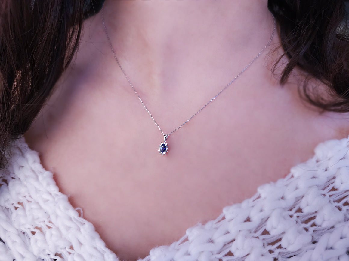 Oval Safir Kolye Ucu, Pırlantalı | 8K Beyaz Altın | Laboratuvar Üretimi Lüks - Rosy Lab Diamonds’tan Yüksek Kaliteli Mücevher