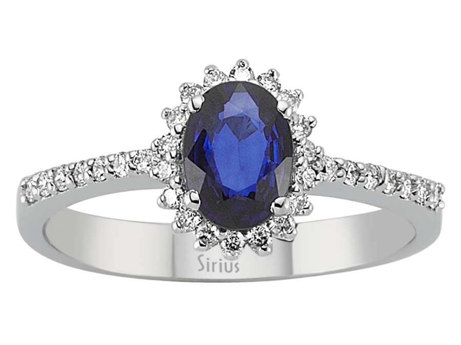 Weißgoldring mit Ovalem Saphir und Anturage aus Labordiamanten