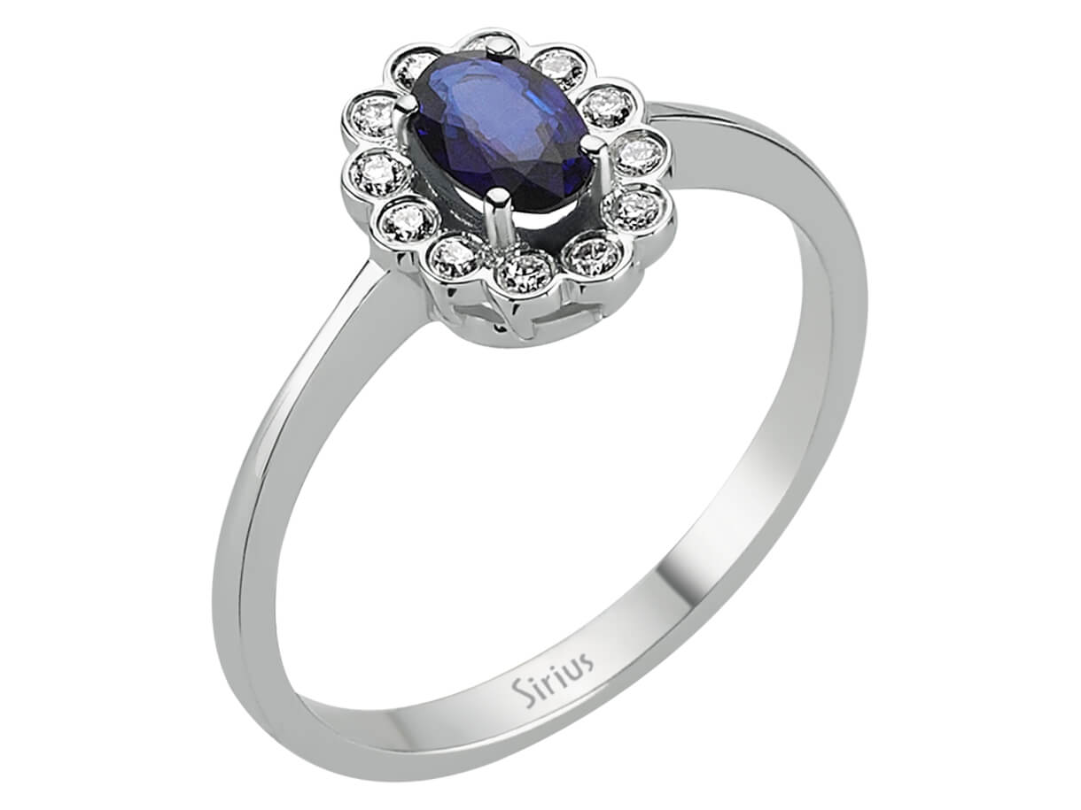 Élégante bague en or blanc ornée d’un saphir ovale et d’un entourage floral | 8K – Bijoux haut de gamme de Rosy Lab Diamonds