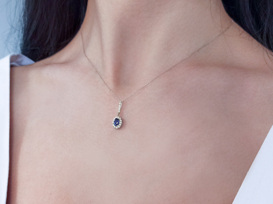 Exquisite necklace with oval sapphire (0.55 ct) & diamonds – 14K white gold