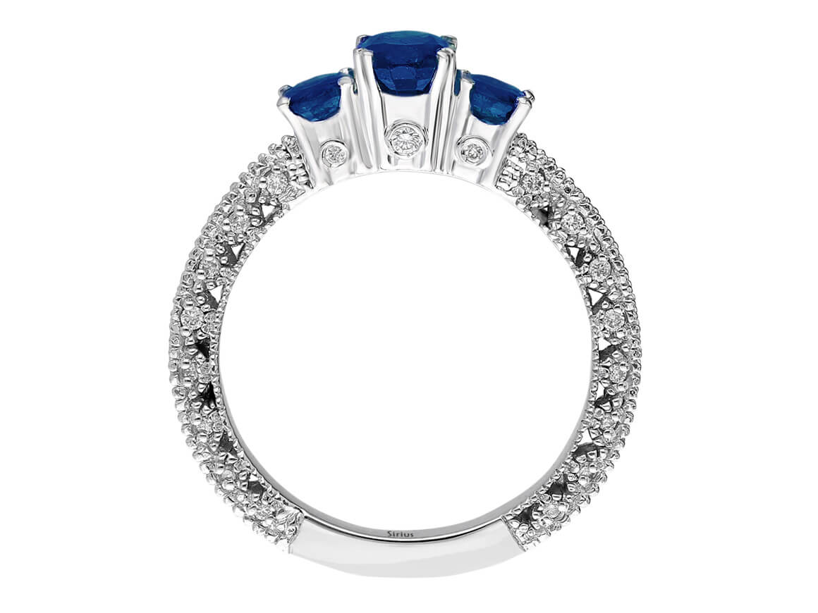 Eleganter Ring mit drei ovalen Saphiren und 66 laborgezüchteten Runddiamanten in 14 Karat Weißgold