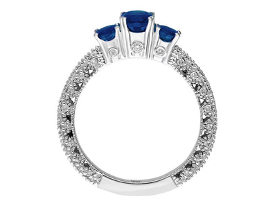 Eleganter Ring mit drei ovalen Saphiren und 66 laborgezüchteten Runddiamanten in 14 Karat Weißgold