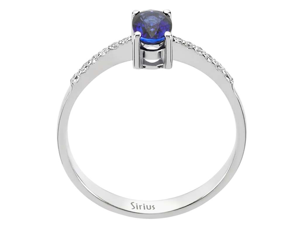 Eleganter Ring aus 8K Weißgold mit ovalem Saphir (0,65 ct) und 12 Diamanten
