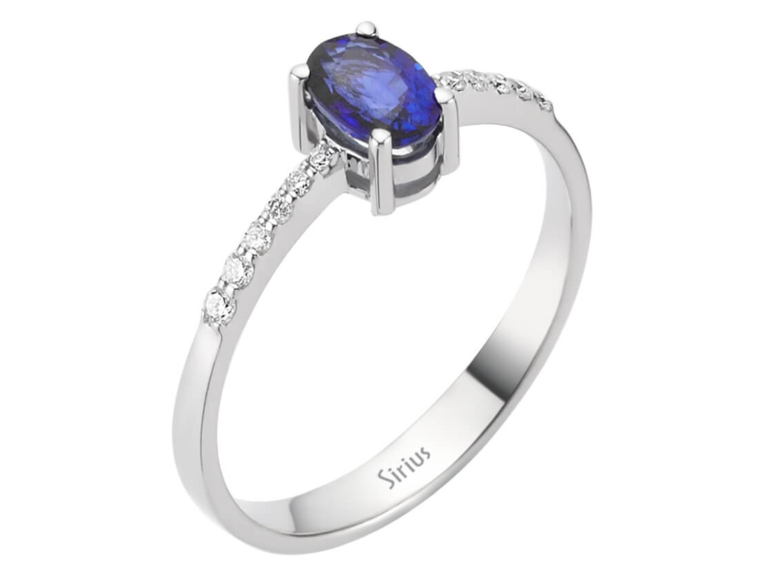Eleganter Ring aus 8K Weißgold mit ovalem Saphir (0,65 ct) und 12 Diamanten