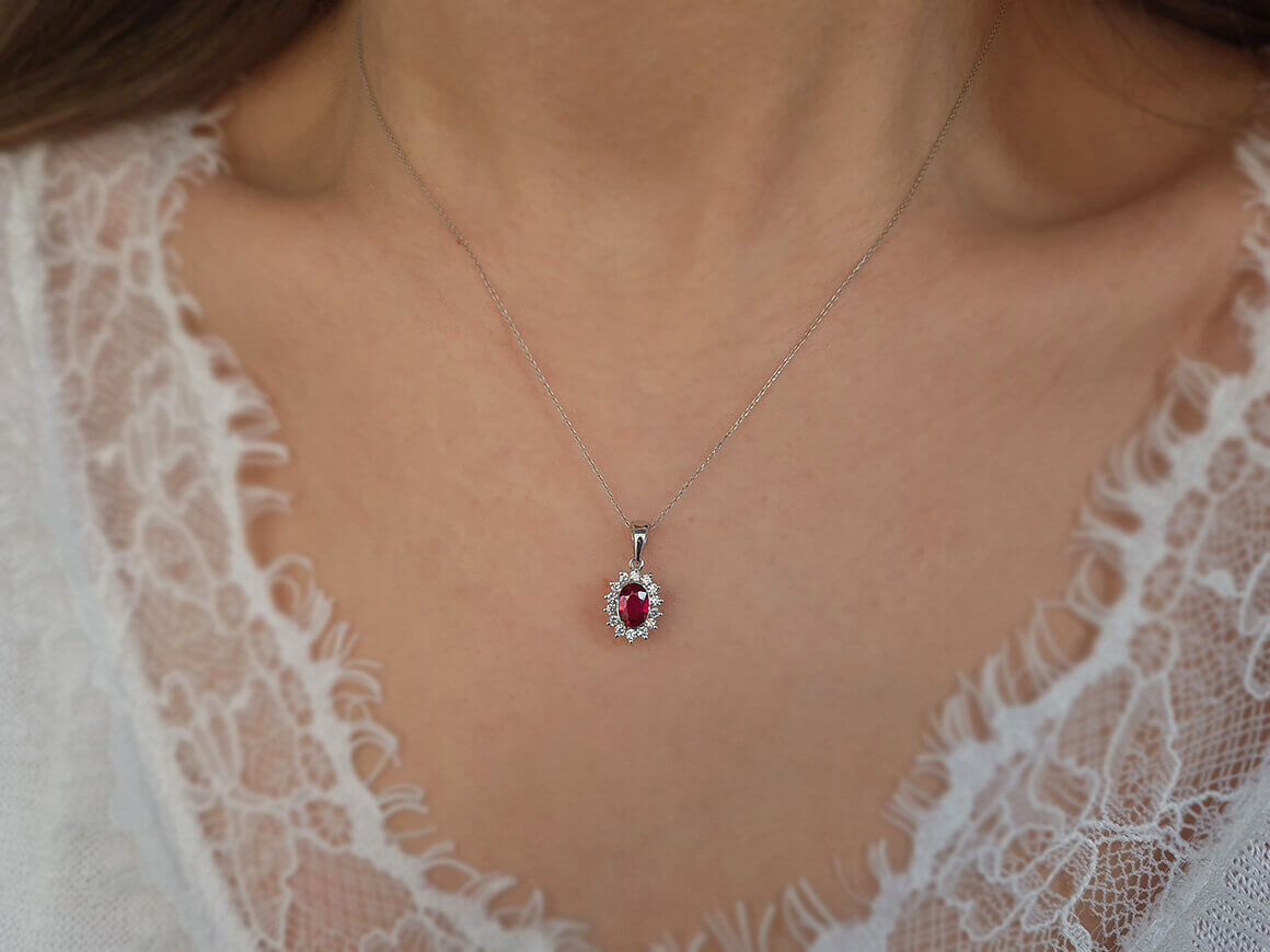 Pendentif en forme de fer à cheval avec rubis et diamants de laboratoire | Élégance en or 14 carats – bijoux haut de gamme de Rosy Lab Diamonds