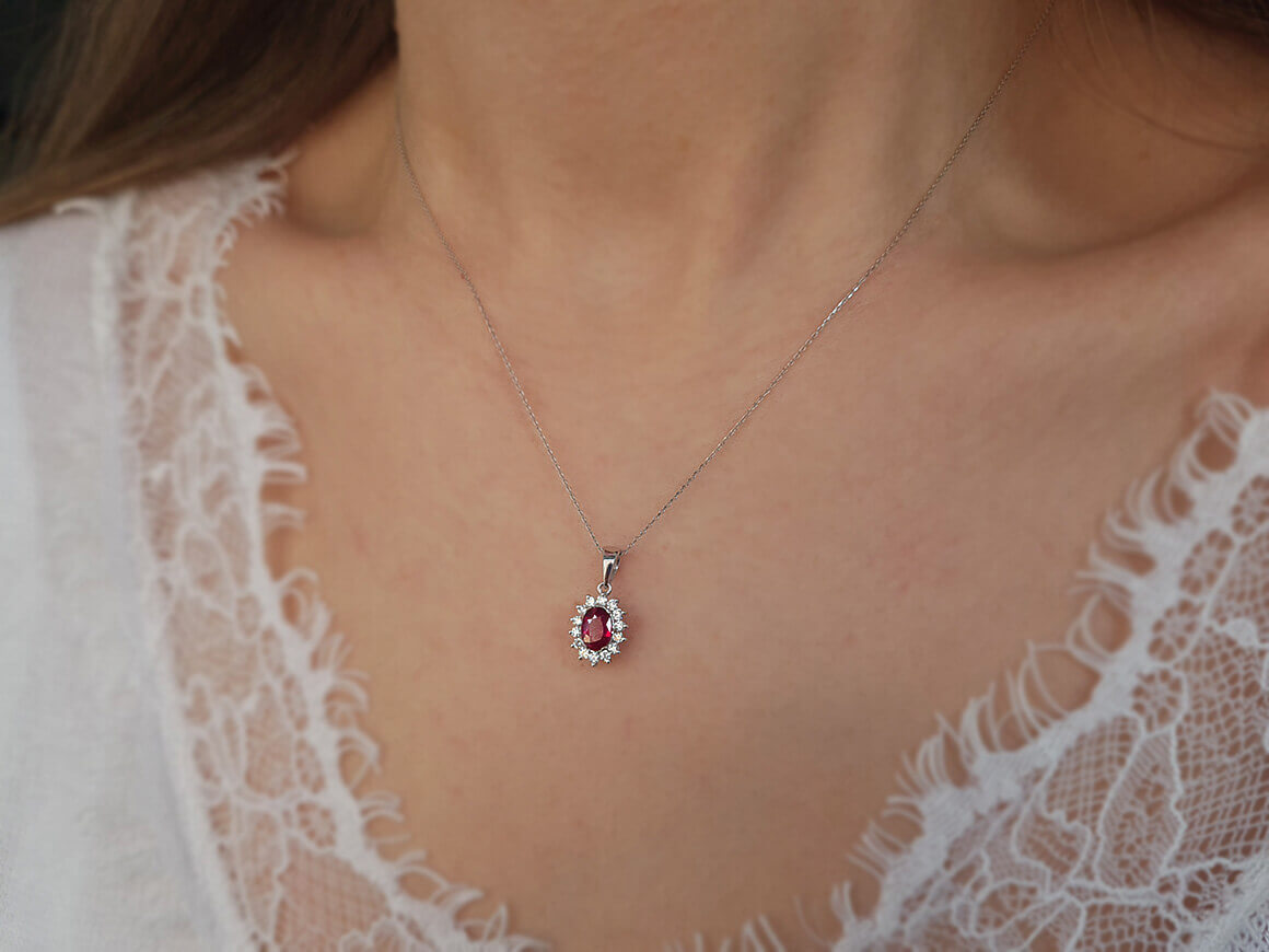 Pendentif entourage avec rubis et diamants de laboratoire | Élégance en or 14 carats – bijoux haut de gamme de Rosy Lab Diamonds